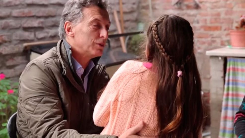 Mauricio Macri se muestra junto a nenas en dos spots.