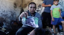 DRAMA. Los restos de la casa incendiada durante el ataque; la fotografía del pequeño Alí Dawabcheh, que tenía un año y medio, junto a su mamadera. El hecho generó violentas protestas en Cisjordania y 