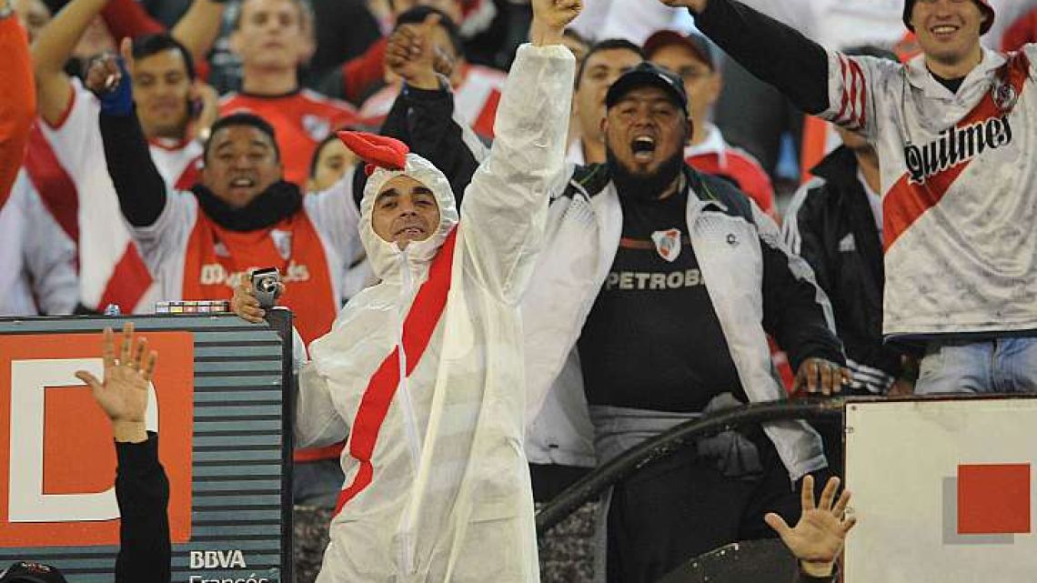 Los Hinchas De River Coparon El Monumental 442