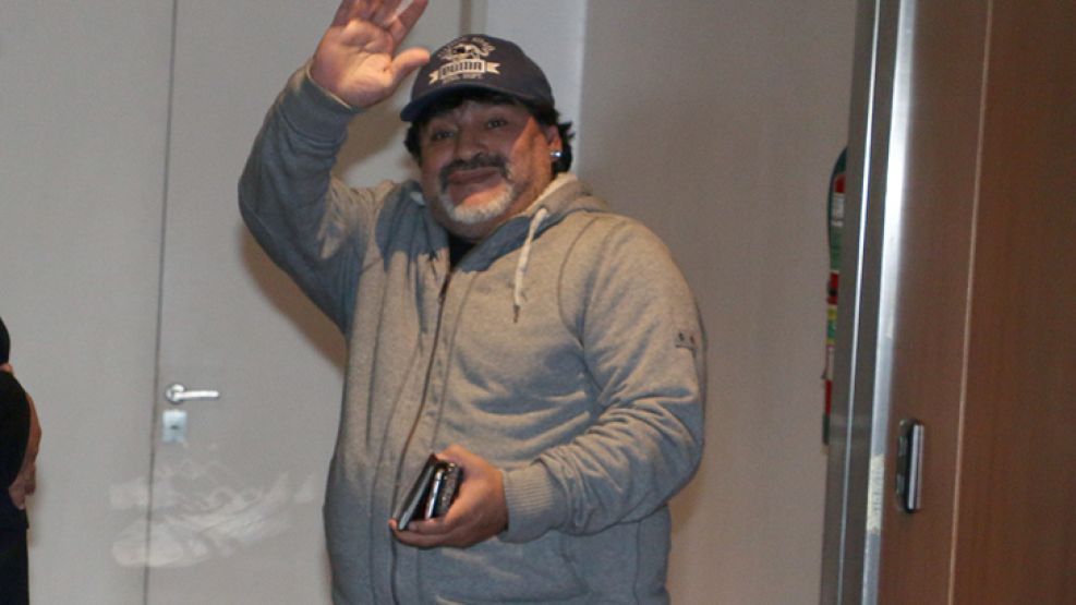 Partida. Jogging y mochila Vuitton. Así ayer Maradona llegó a Ezeiza. Su abogado voló a Miami para seguir investigando a Claudia.