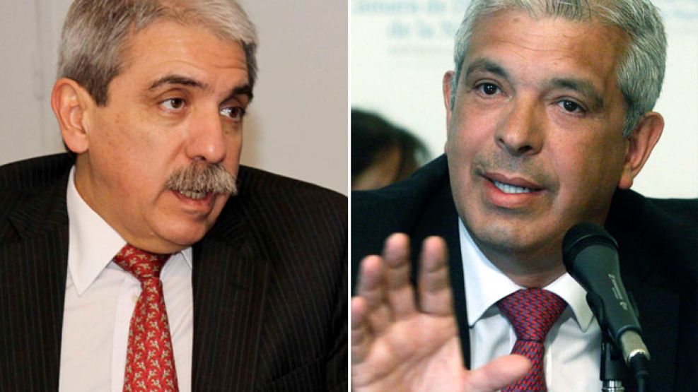 Izq.: El jefe de Gabinete, Aníbal Fernández. Derecha: El diputado nacional, Julián Domínguez. Ambos precandidatos a gobernador bonaerense.