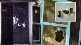 Así quedaron las garitas y las ventanas del edificio en donde vive el periodista. En el recuadro, casquillos de balas arrojados contra la puerta.