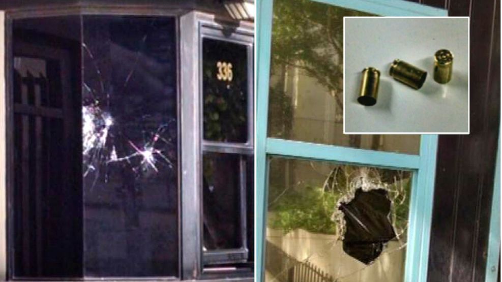 Así quedaron las garitas y las ventanas del edificio en donde vive el periodista. En el recuadro, casquillos de balas arrojados contra la puerta.