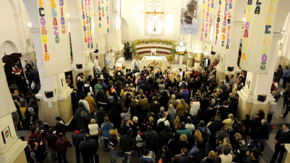 Miles de fieles se congregan en el santuario de San Cayetano, en el barrio de Liniers desde la medianoche.