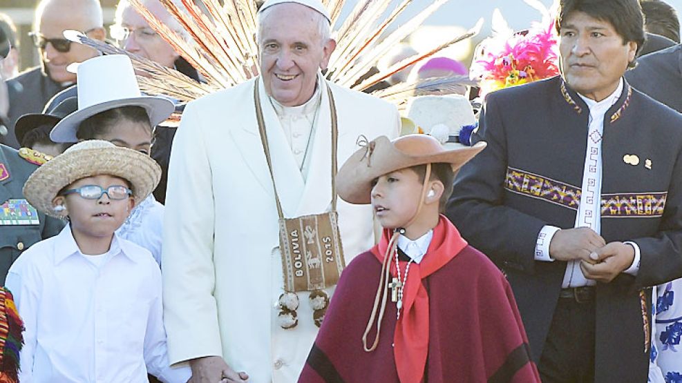 De esta tierra. Durante su reciente gira por Bolivia, Bergoglio demostró su cercanía con los fieles. También estuvo en Ecuador y en Paraguay. Antes había estado en Río de Janeiro, en unas históricas j