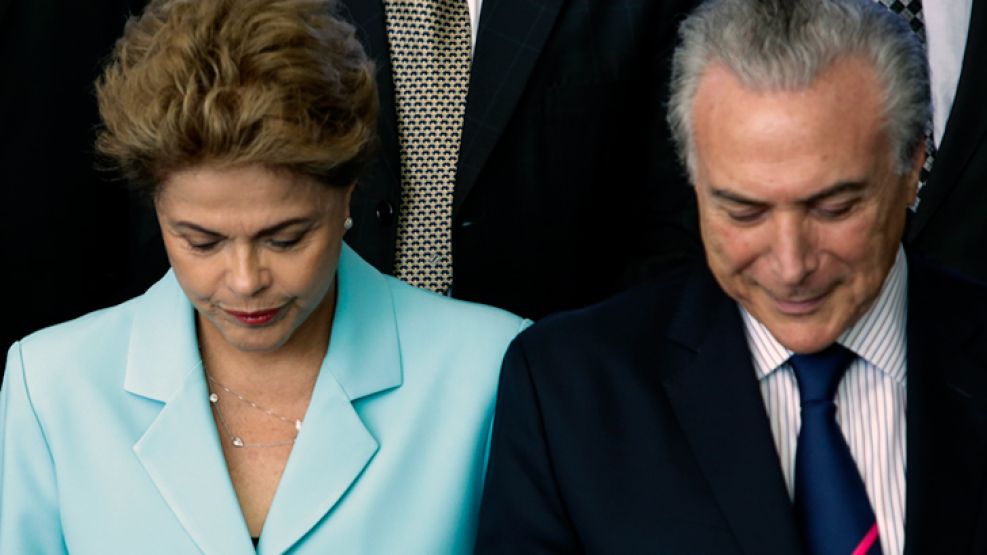 En problemas. Acorralada por los pedidos de juicio político y la crisis económica, Rousseff estudia apoyarse en su vice, Temer.