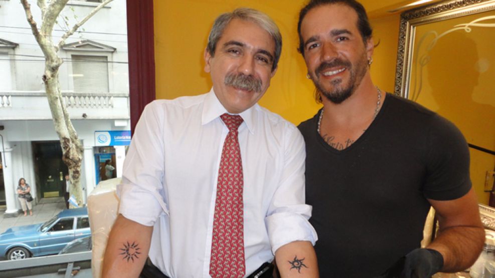 Tarea fina. Aníbal con Mariano Antonio la mañana de 2012 en que éste le “dibujó” los brazos.