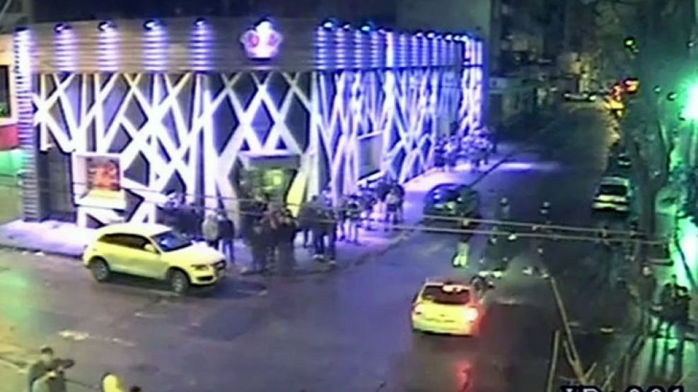 Captura de un video del municipio de Quilmes en el que se observa el auto con el policía encima. Fuente: infonews 