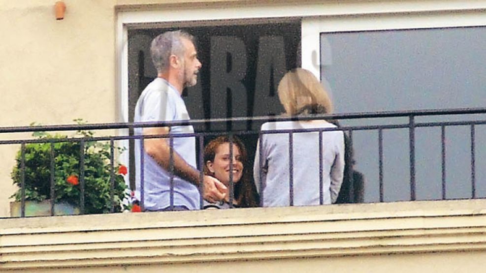 Jorge Rial y Agustina Kämpfer salen al balcón del piso de Belgrano Chico.