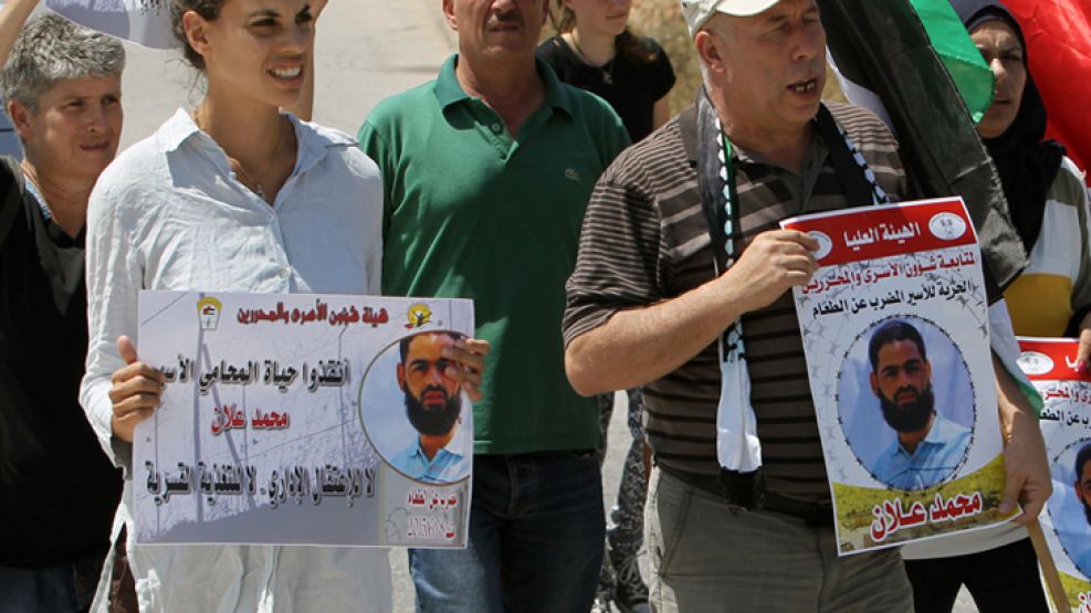 Protesta. Carteles con la imagen del abogado detenido en 2014.