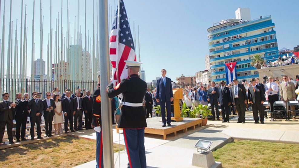 Simbolos. El secretario de Estado de EE.UU. dio su discurso entre la “tribuna antiimperialista” habanera y la renovada sede diplomática. Cientos de cubanos se acercaron al Malecón para escuchar sus pa