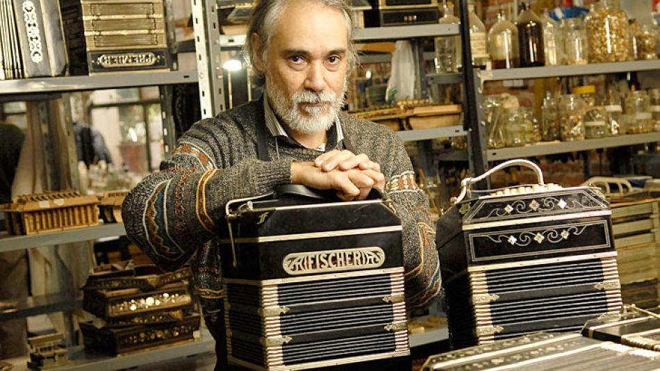 Maestro. Oscar Fischer volvió a enseñar a hacer bandoneones en el país, y vende los que fabrican.