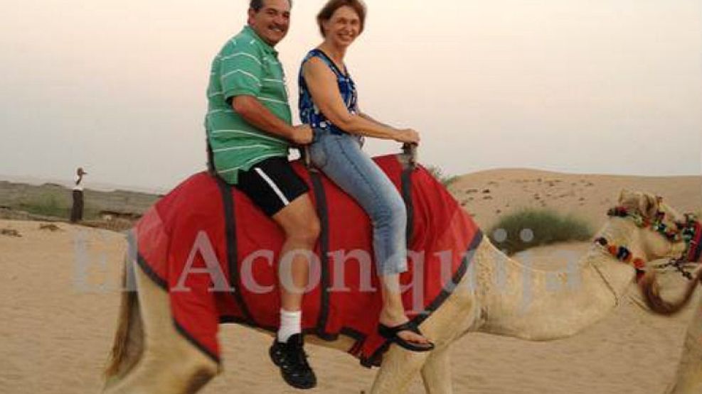 A camello por el desierto. Así fueron parte de las lujosas vacaciones del gobernador tucumano y su esposa.