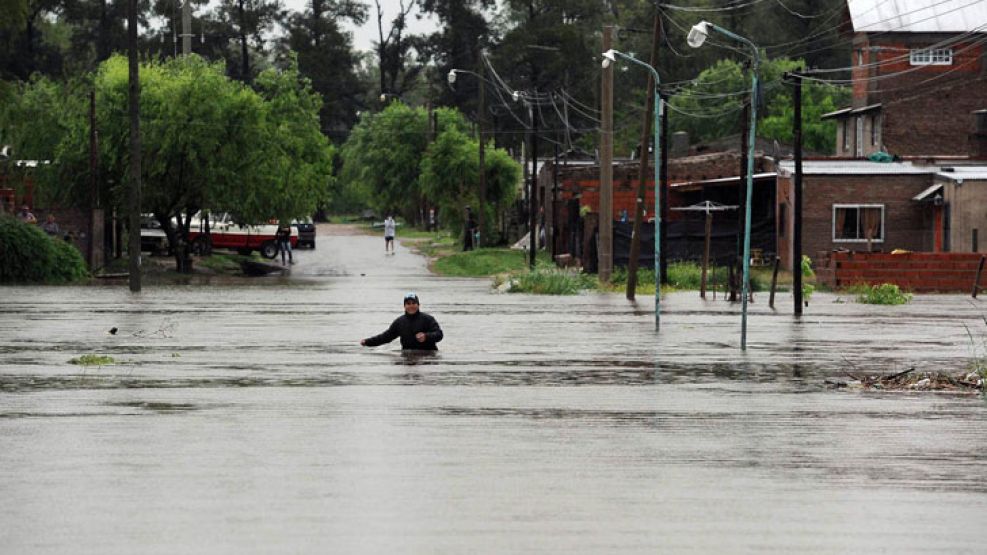 A causa del temporal unas 200 personas permanecen evacuadas en el partido bonaerense de Luján.