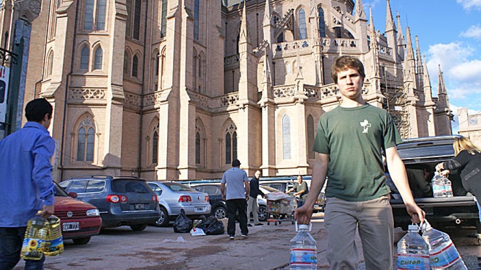 Basílica. Ayer, luego de casi diez días, volvió el buen clima y la Catedral de Luján fue uno de los lugares hasta donde llegó la ayuda.