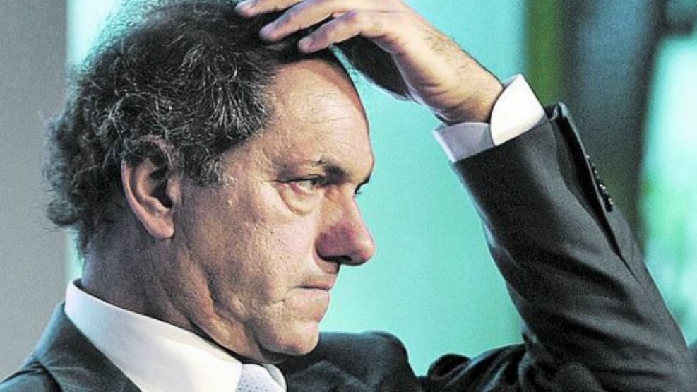 Con la provincia bajo el agua, Daniel Scioli se fue a Italia