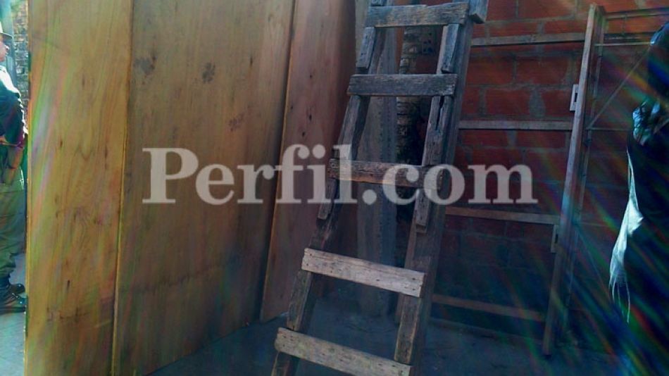Pared provisoria de madera que construyó la ex pareja de Díaz para que no lo baleen.