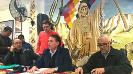 El diputado provincial German Noro junto al apoderado del partido y coordinador del área educativa de la Tupac Amaru, Juan Manuel Esquivel, presentaron el comunicado.