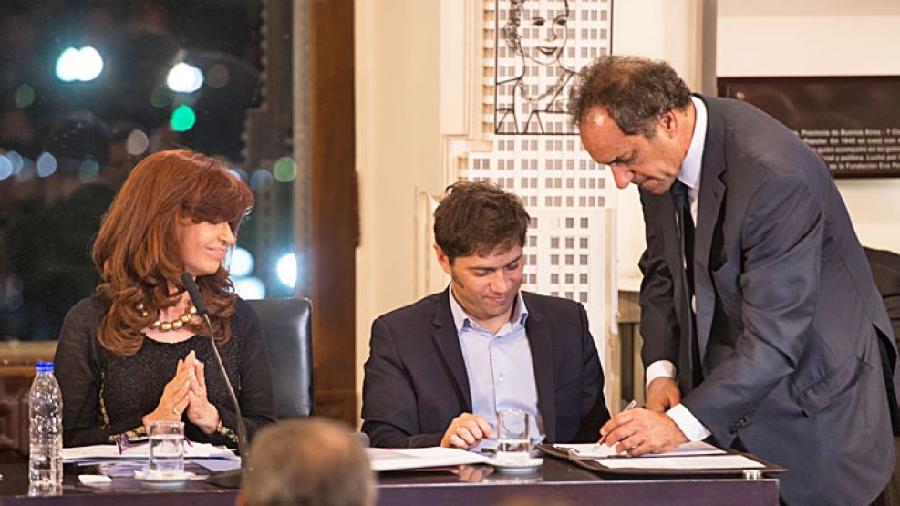 TRANSICION. El jueves, Cristina, Kicillof y Scioli, en el anuncio de refinanciación de deudas.