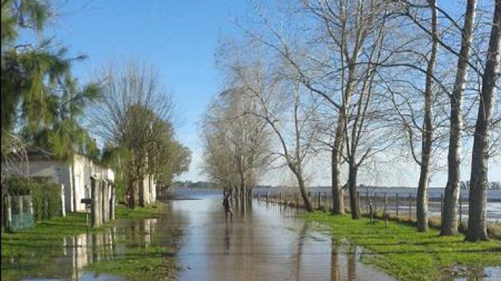 Villanueva. El agua bloqueó la entrada al pueblo bonaerense. 