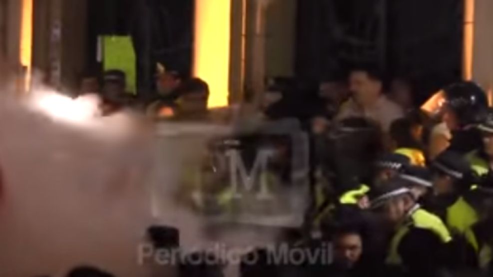 En un video que difundió el sitio Periódico Móvil se observa a un grupo que estaba enfrentando a la policía tucumana a metros de la Casa de Gobierno.