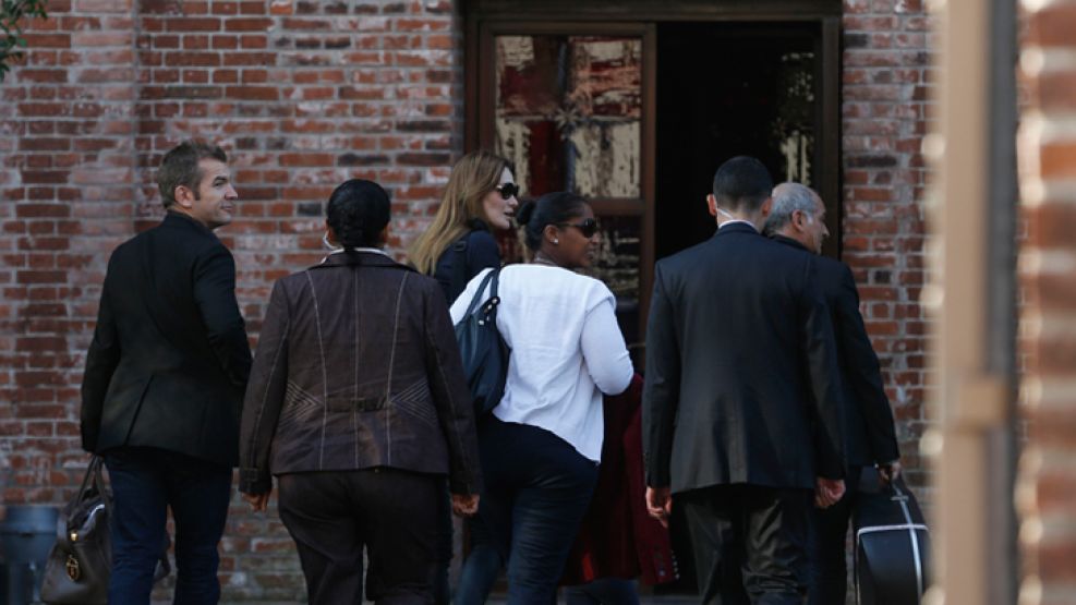 Ayer. Por la tarde, Carla Bruni ingresaba al hotel Faena. También vino con su hija, Giulia Sarkozy.