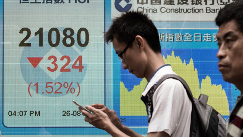 Bolsa. El derrumbe de las acciones en los mercados financieros chinos espantó a los inversores.