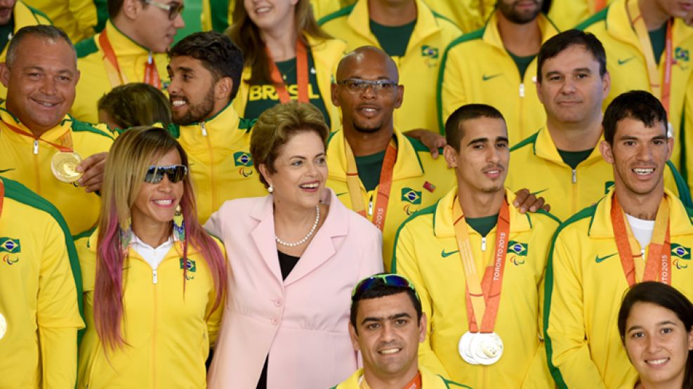 Equipo. Rousseff fue defendida ayer por su antecesor, que no descartó un regreso al poder.