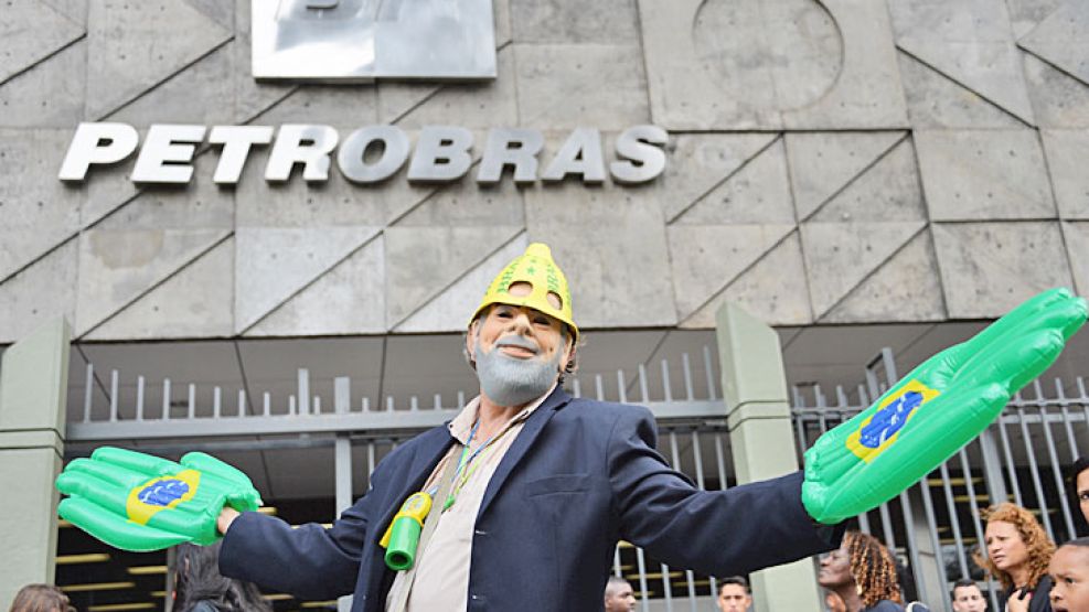 Protesta. Un imitador del ex presidente Lula se sumó a la última marcha opositora en Petrobras.