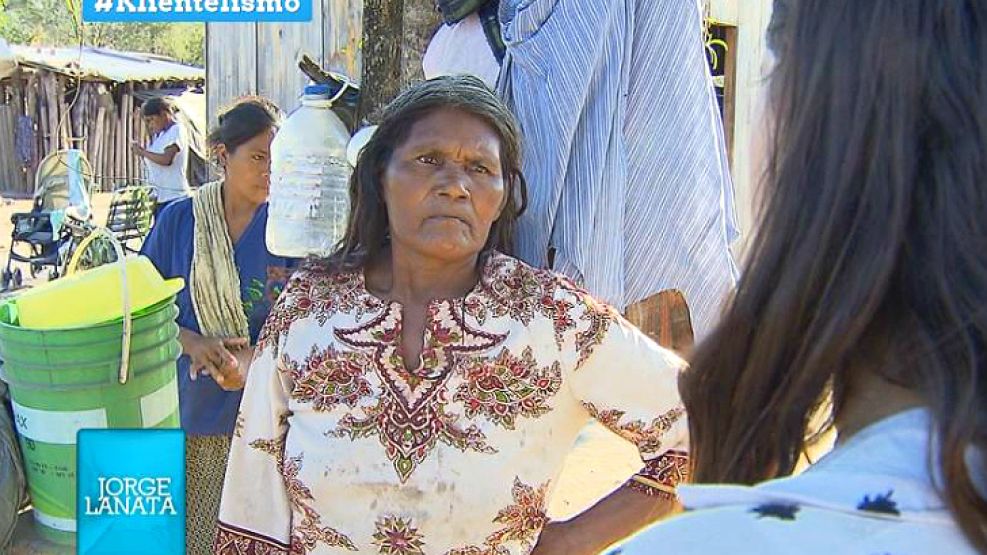 A Catalina, de la comunidad Wichi, le ofrecieron agua por un voto.