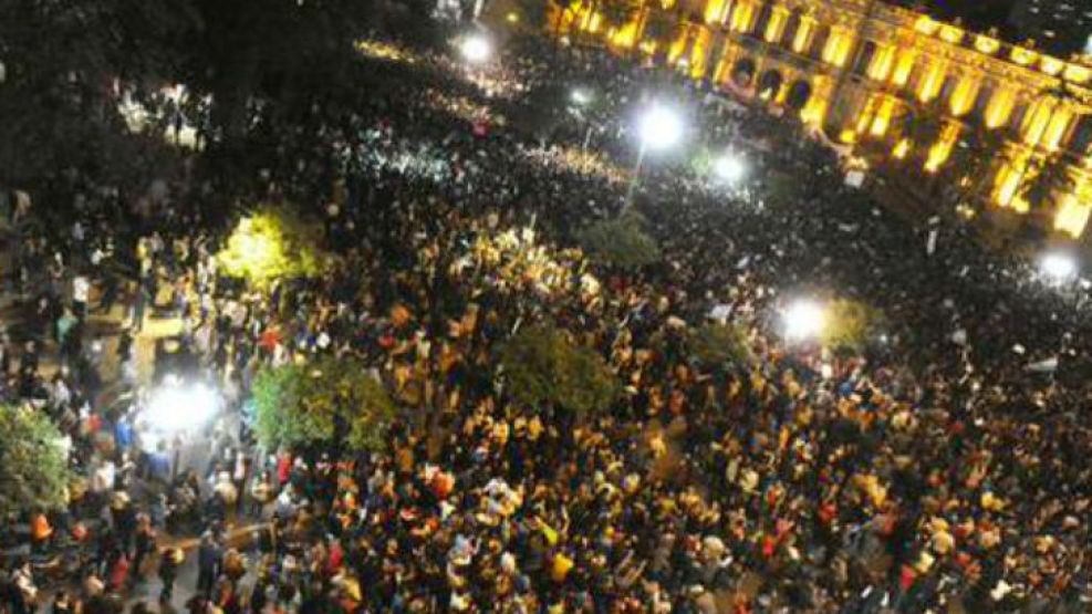 Miles de personas reclaman en Tucumán, a una semana de los comicios.