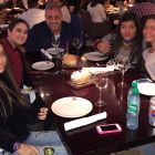 Rial con sus hijas