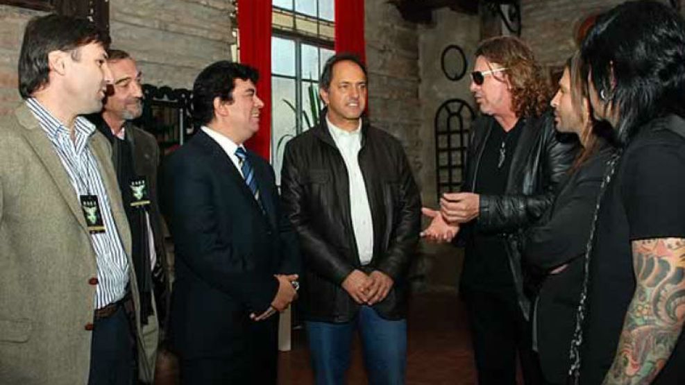 El gobernador bonaerense Daniel Scioli junto al intendente de La Matanza, Fernando Espinoza, junto al grupo Maná, que presentó allí un CD.