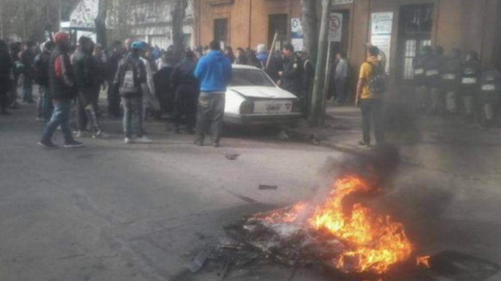La protesta derivó en incidentes después de que los manifestantes prendieron fuego un Peugeot 504, una camioneta Fiat Fiorino y un patrullero.