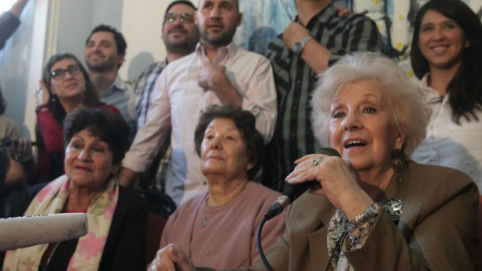 María Assof (izquierda) junto a la otra abuela de la nieta 117 Angelina Catterino (centro) y la titular de Abuelas de Mayo, Estela de Carlotto.