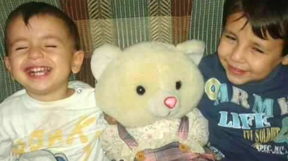Aylin Kurdi, junto a su hermano Galip.