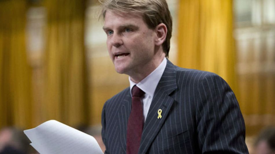 La conmoción golpeó al ministro conservador de Inmigración, Chris Alexander, quien suspendió su campaña electoral "para hacer hincapié en la crisis de los inmigrantes".