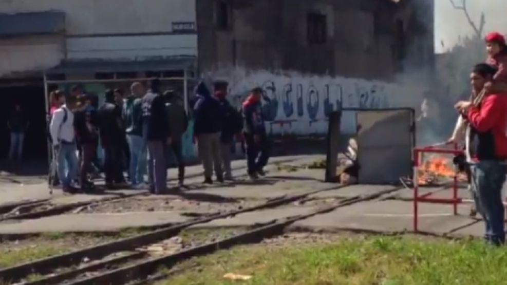 Vecinos del barrio de Villa Soldati cortan las vías del tren Belgrano Sur en reclamo al Gobierno de la Ciudad por la muerte de un adolescente que cayó desde un sexto piso. 
