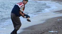 Imágenes de alto impacto | Un gendarme turco recupera el cuerpo de un niño sirio ahogado al intentar alcanzar la costa griega de Kos.