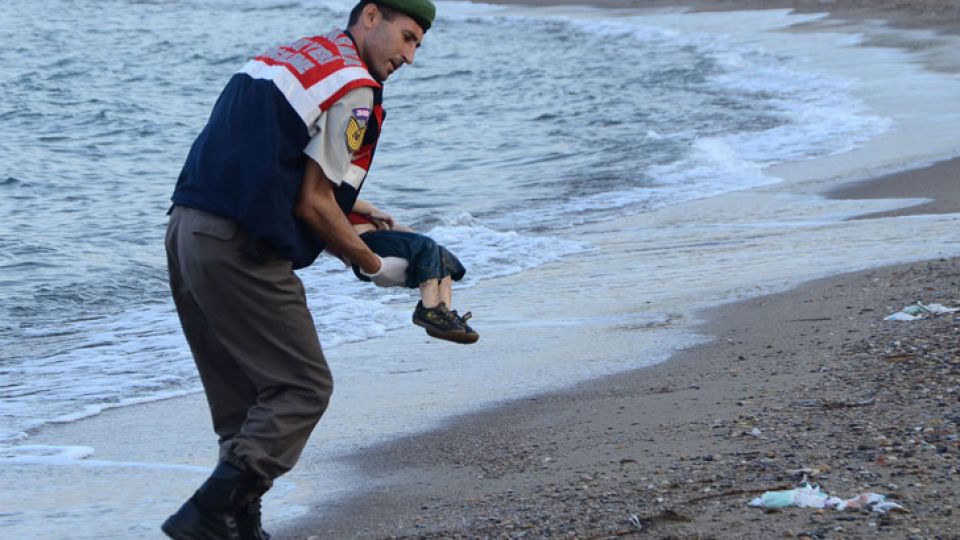 Imágenes de alto impacto | Un gendarme turco recupera el cuerpo de un niño sirio ahogado al intentar alcanzar la costa griega de Kos.