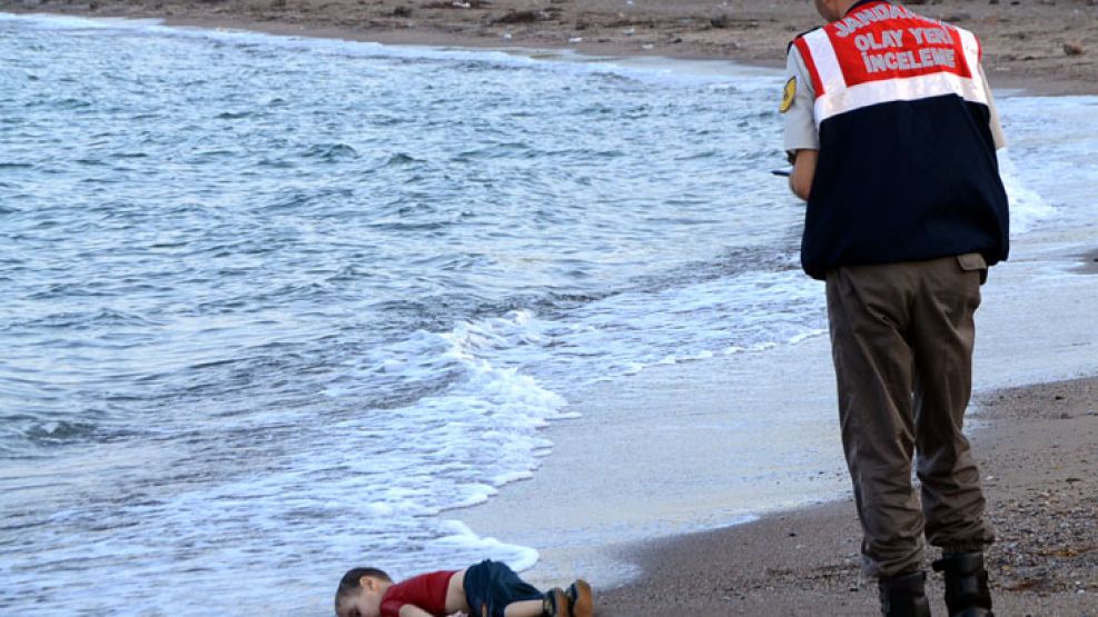 Imágenes de alto impacto | Un gendarme turco recupera el cuerpo de un niño sirio ahogado al intentar alcanzar la costa griega de Kos.