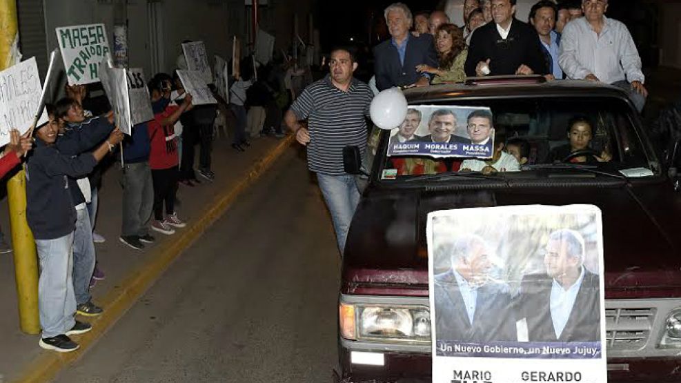 Carteles. Manifestantes contra la caravana de Massa en Jujuy.