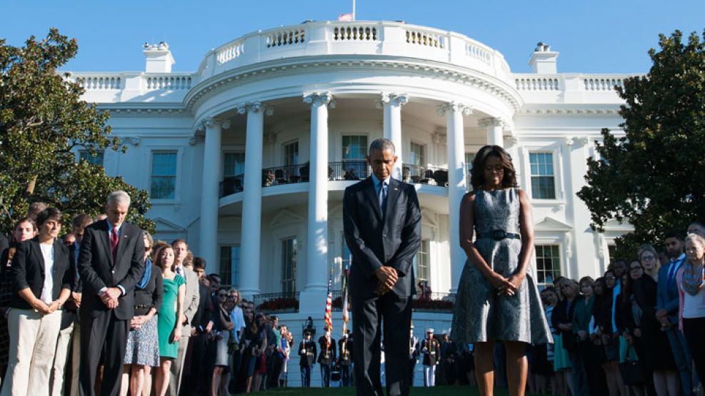 En el jardín de la Casa Blanca, Barack y Michelle Obama encabezaron un emotivo homenaje a las víctimas.