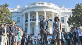 Ceremonia. En la Casa Blanca, Obama y su esposa Michelle guardaron un minuto de silencio a la hora en que ocurrió el atentado.