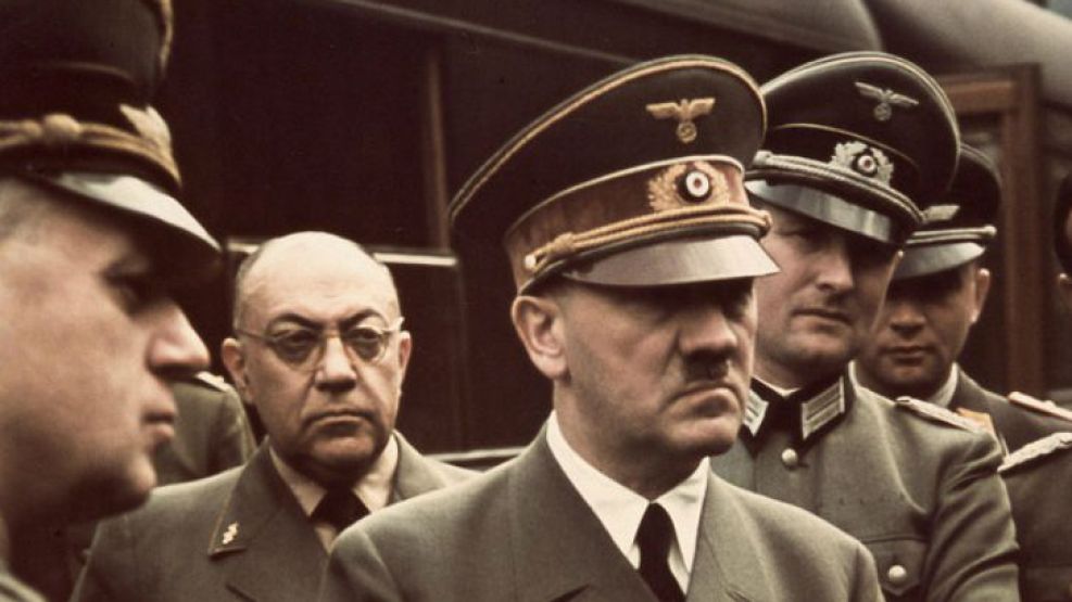 Adolf Hitler secundado por su médico Theodor Morrell, segundo a la izquierda.