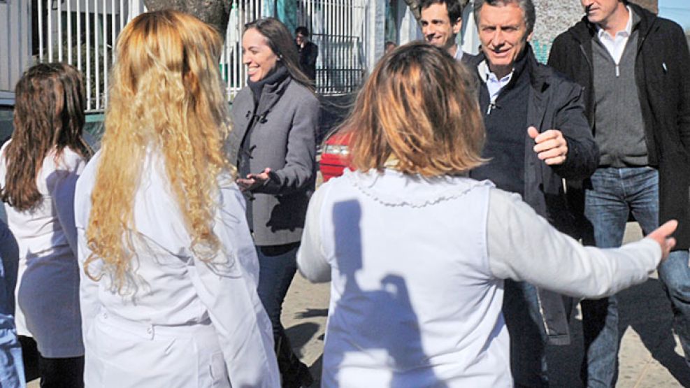 Campaña de Pro propuestas. Macri y Vidal ayer recorrieron Junín con el ministro de Educación.