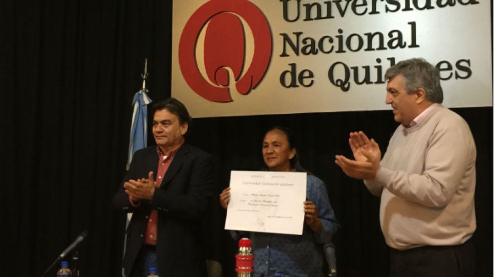 La dirigente Milagro Sala junto con el intendente de Quilmes Francisco "Barba" Gutiérrez y el rector de la Universidad.