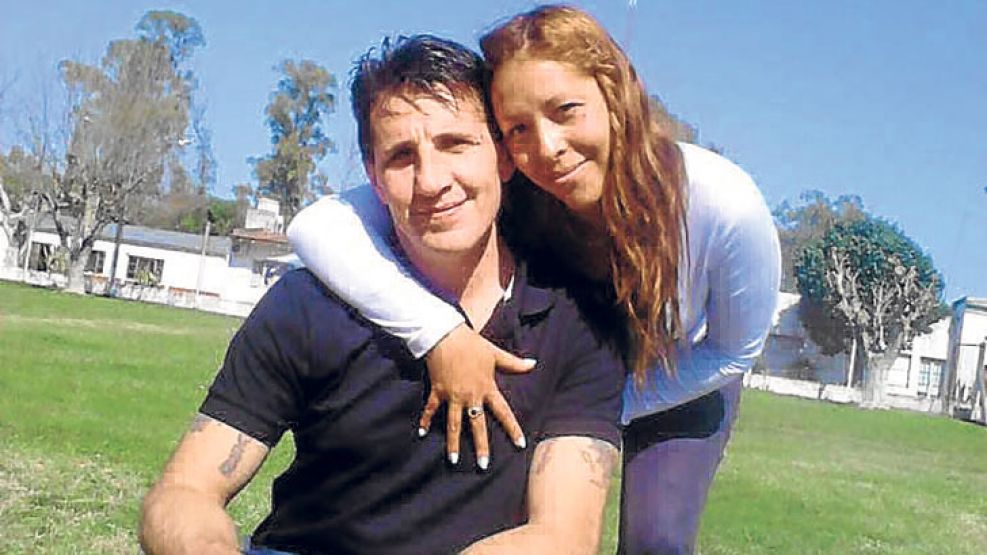 Juntos. Leandro y Silvia, en el campo de deportes de la cárcel de Melchor Romero, donde él cumple su condena. 