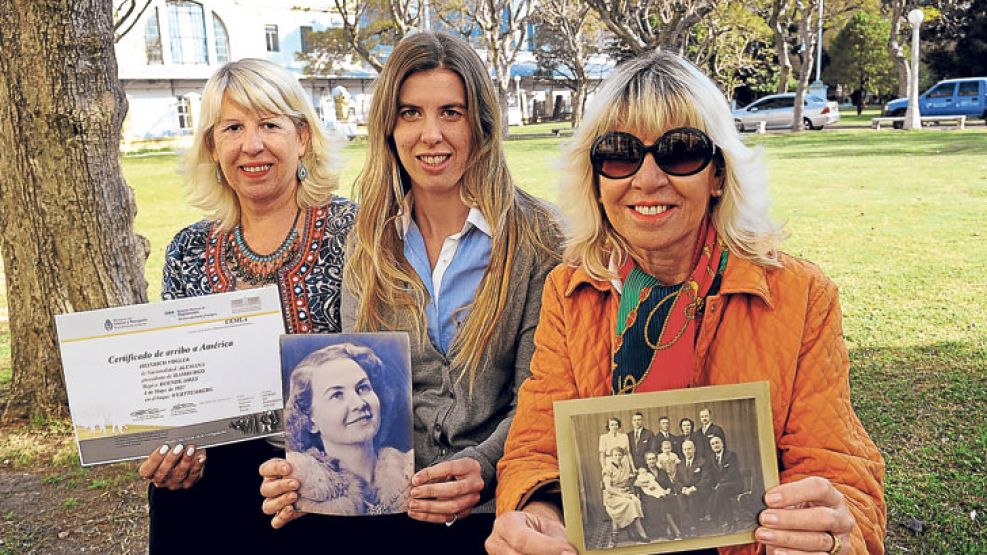 Origenes. Gabriela, Guillermina y Sonia Vogler buscaban a su familia alemana, y se llevaron un certificado con datos de su llegada (izq.). 