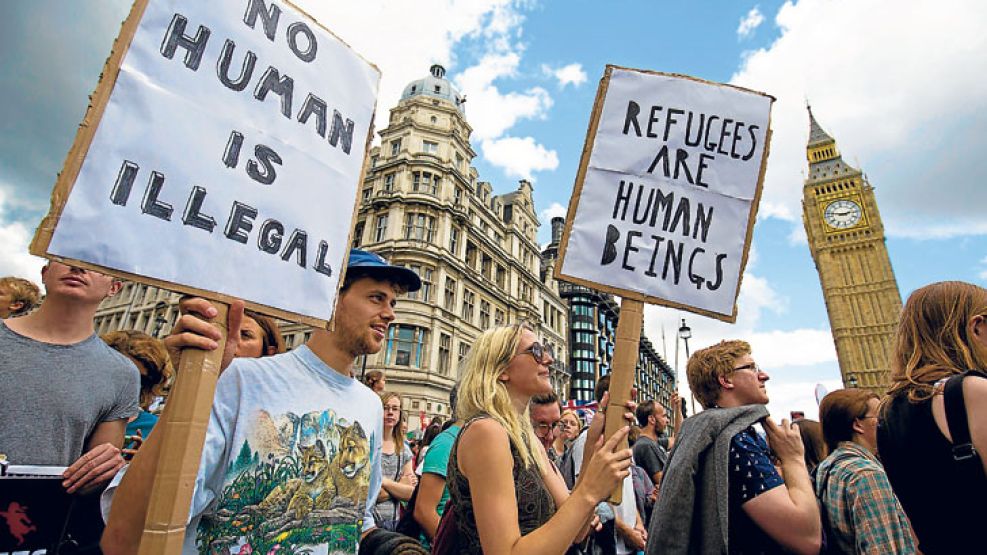 Contradicciones. A la izquierda, la marcha pro refugiados en Londres, la más masiva del continente. En Praga, manifestantes de ultraderecha se opusieron a los asilados porque muchos son musulmanes. 